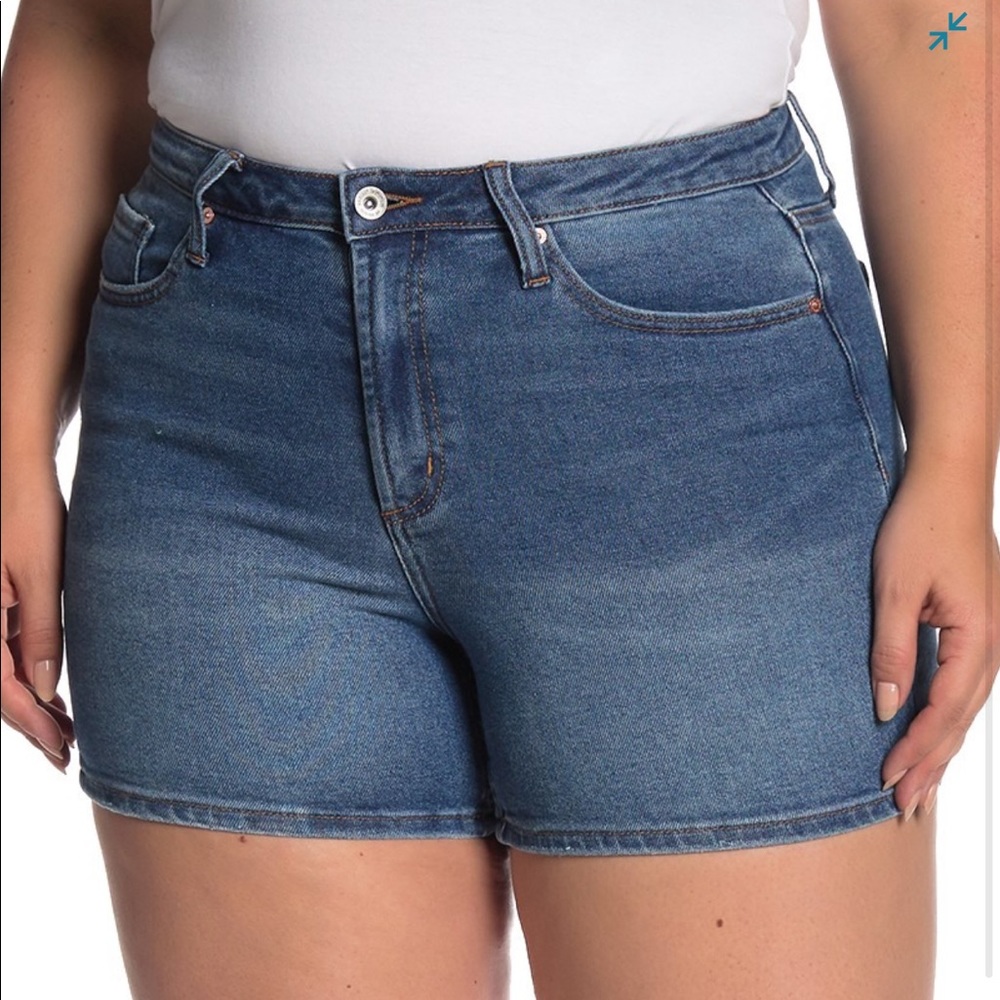 Max studio high rise jean shorts size 24w